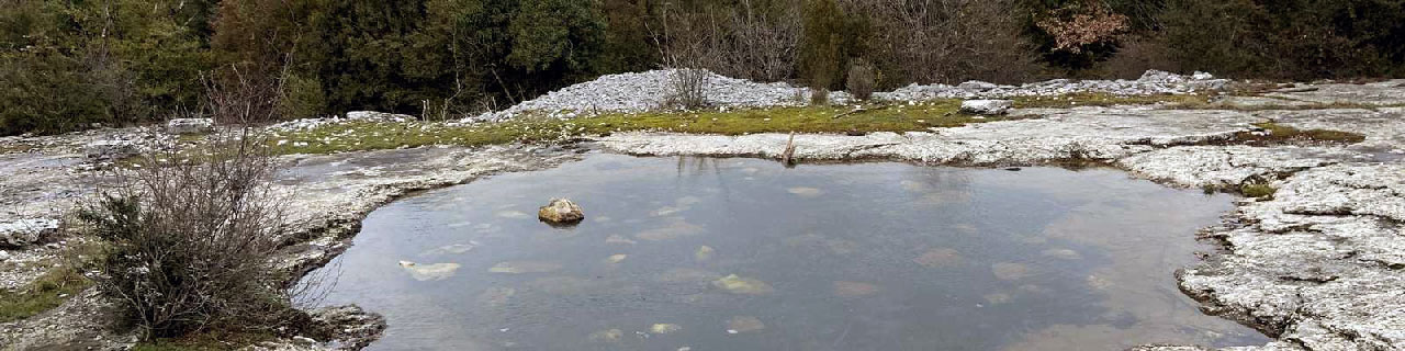 La source de Pégairolles de Buèges et le massif de la Seranne